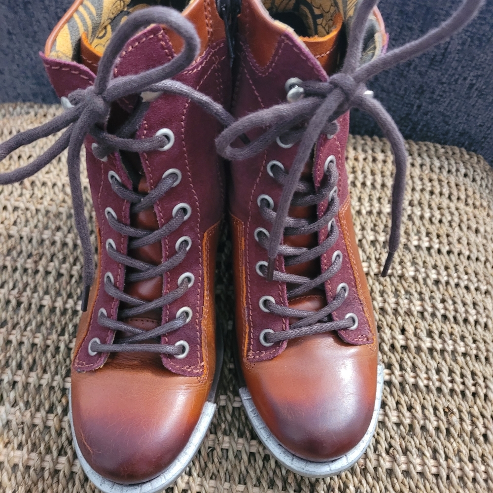 Boots - Picture 4 of 9